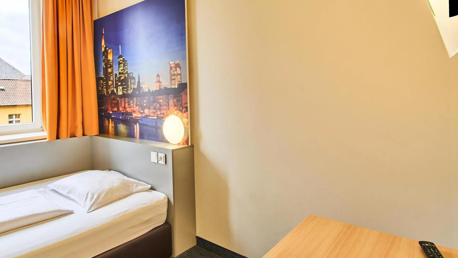 B&B Hotel Frankfurt-Hbf フランクフルト 3*,